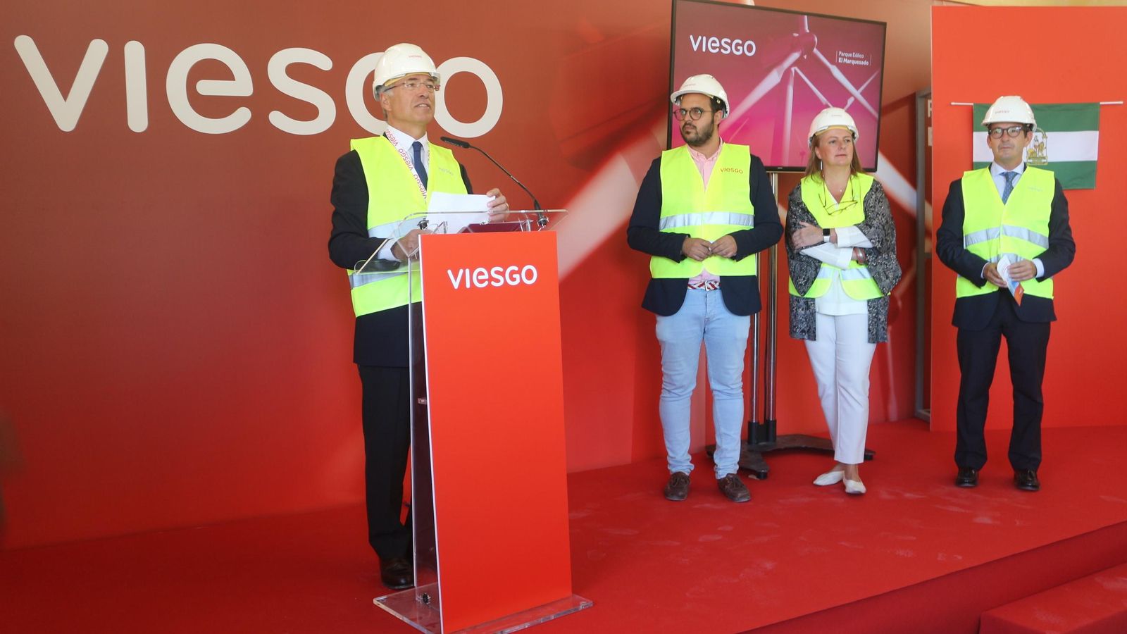 El presidente de Viesgo junto al resto de autoridades que participaron en la inauguración