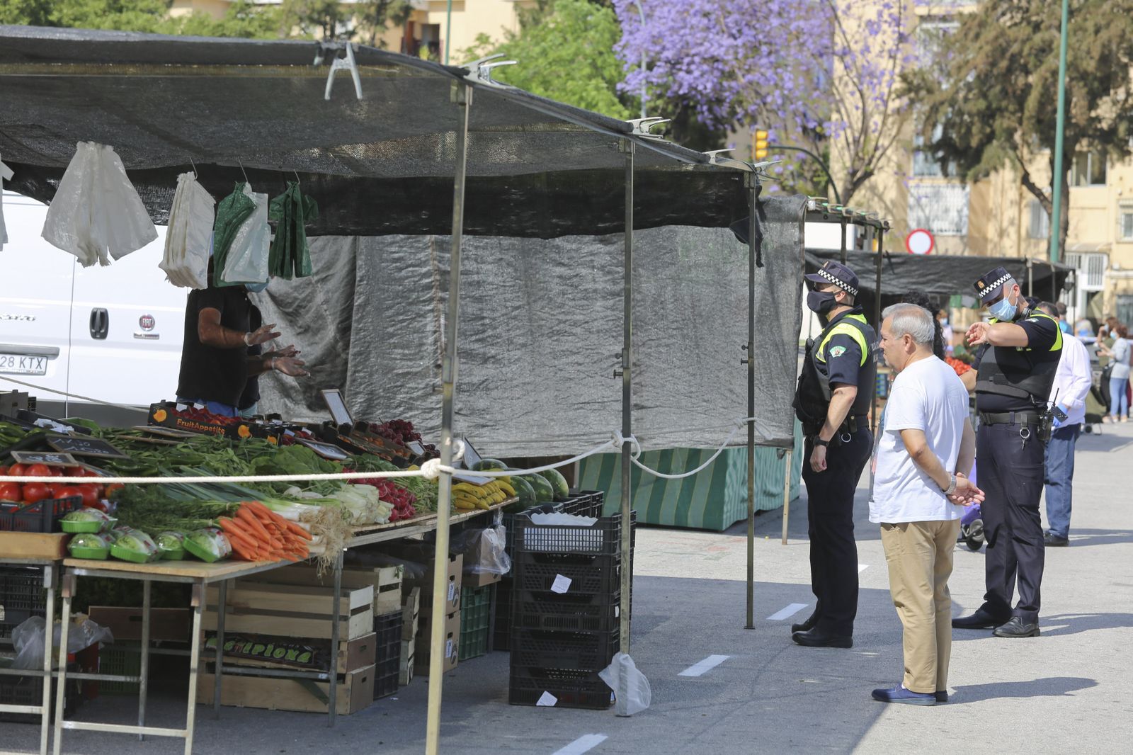 Las fotos del mercadillo de Huelin, en Málaga, en su primer día de desescalada