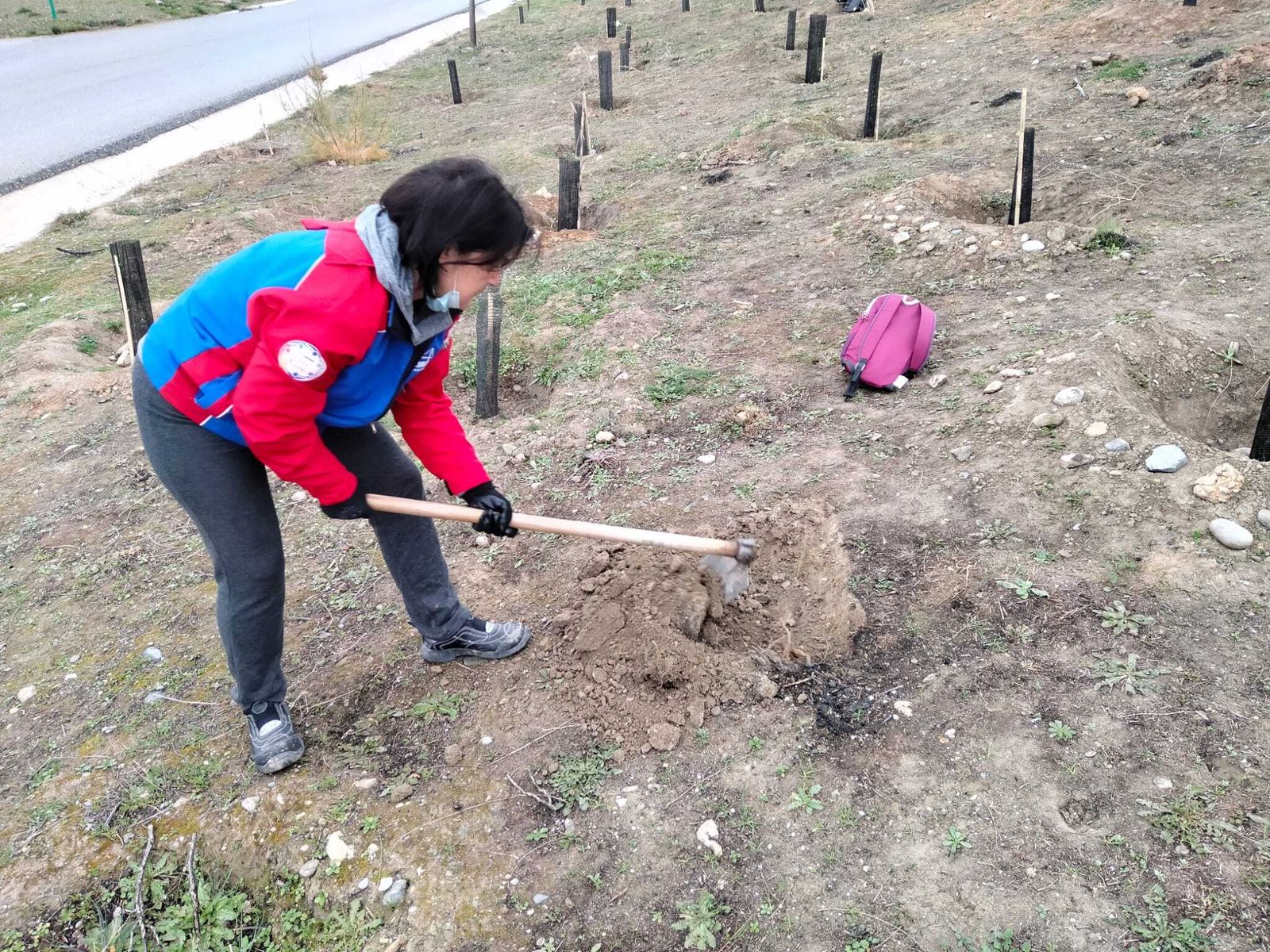 Vecinos de La Zubia reforestan el paraje del Parque de las Canteras.