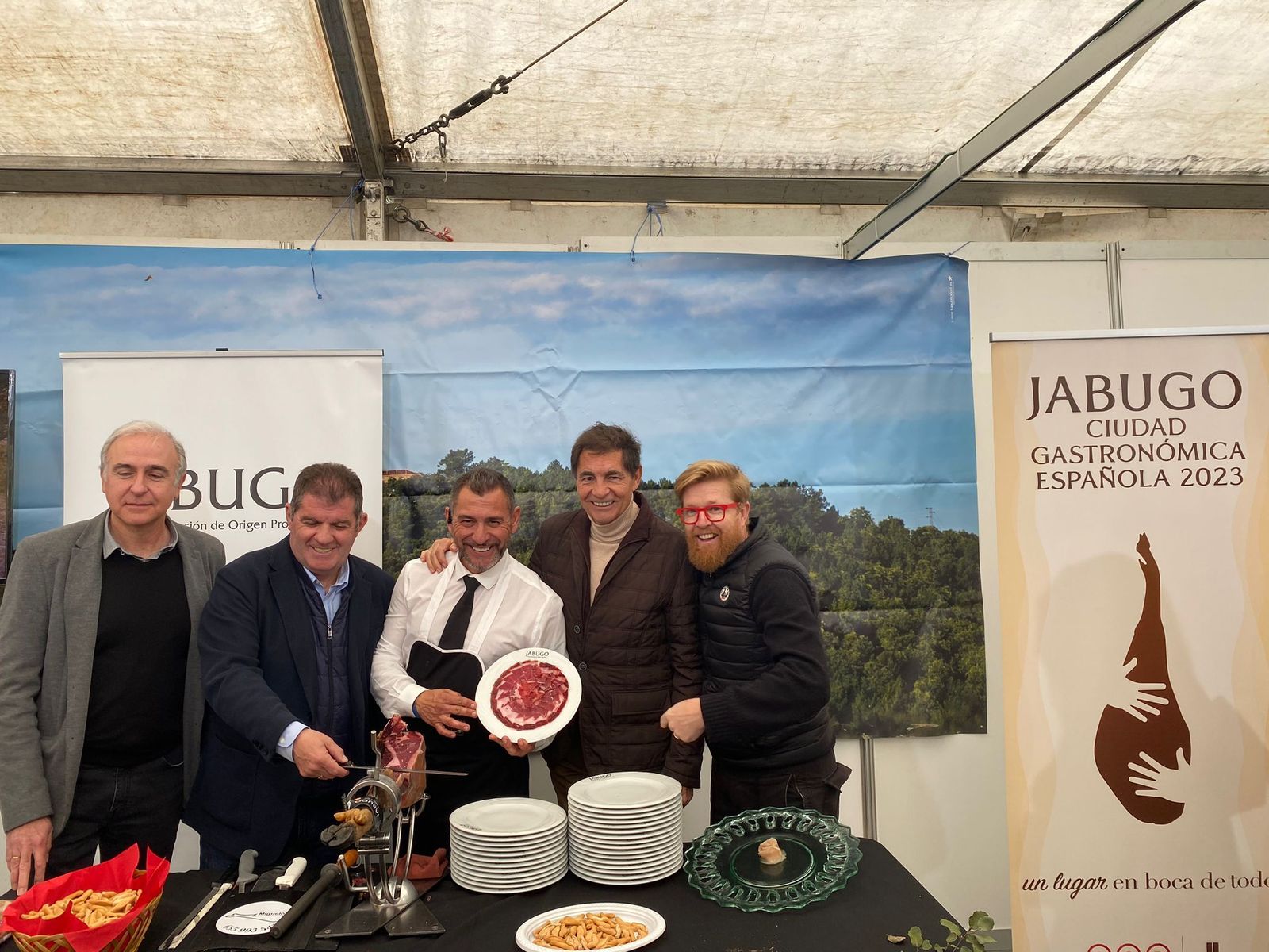 El mayor cocido del mundo cocinado en Jabugo, en imágenes.