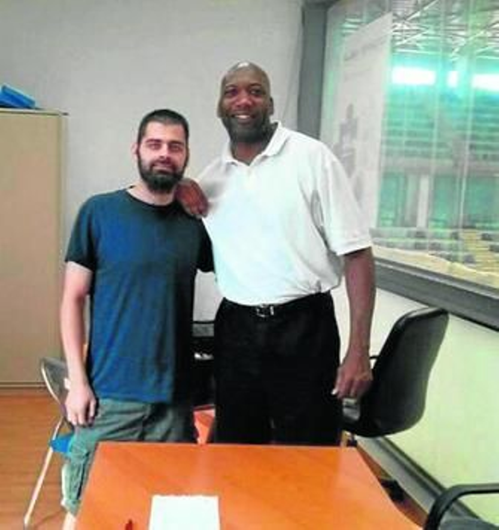 Eugenio Chaparro, jefe de prensa del Conquero, junto a Smith en el Palacio.