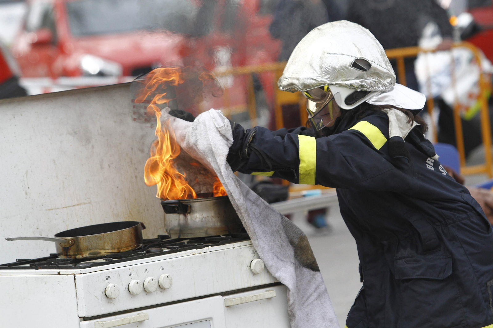 ¿Quiere una foto con un bombero de Granada? La solidaridad tiene premio
