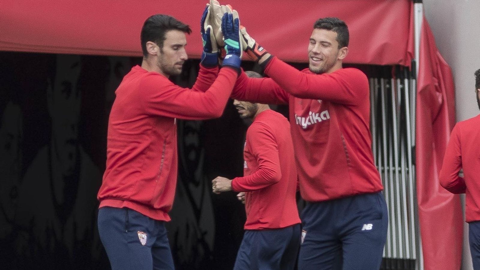Sergio Rico y David Soria, en un entrenamiento con el Sevilla.