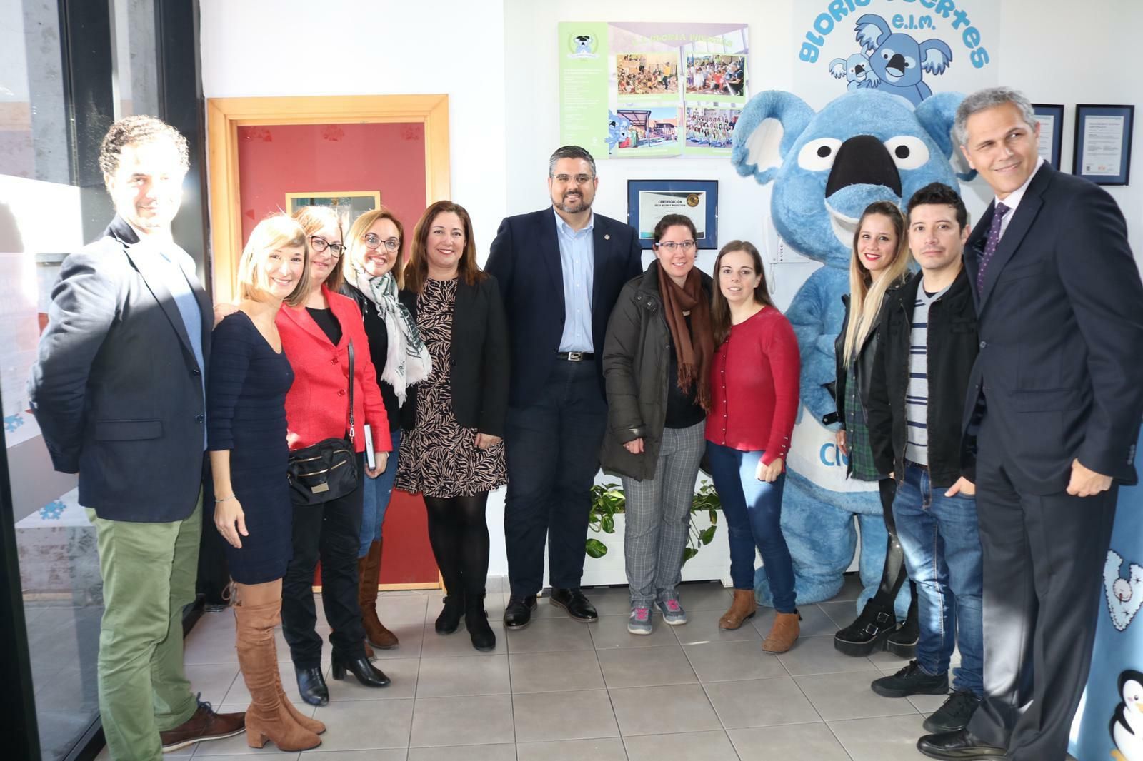 El alcalde de Mijas, Josele González, (c.), visita la escuela infantil Gloria Fuertes
