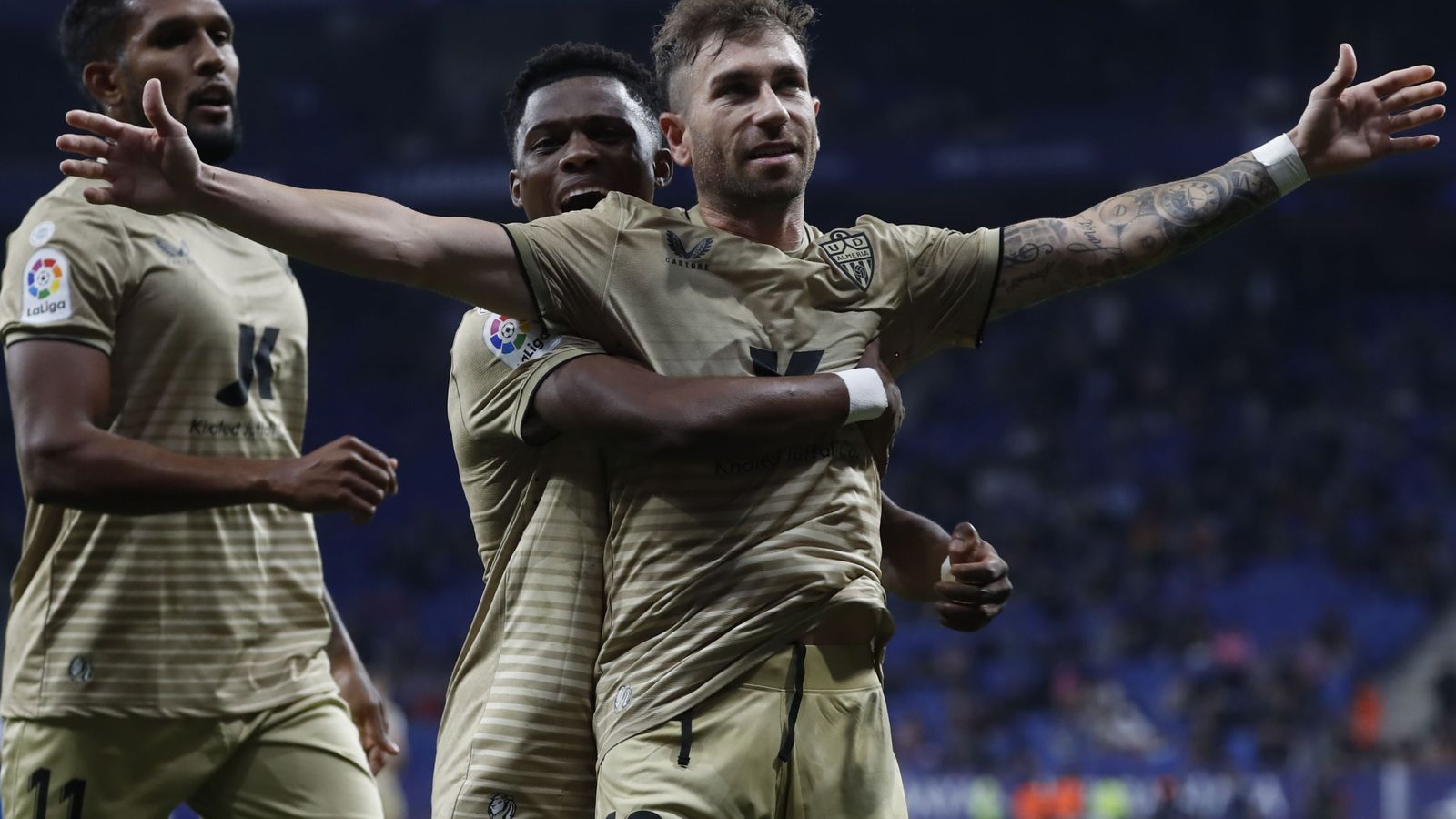 Embarba ha marcado en Cornellá el penalti que mantiene al Almería en Primera.