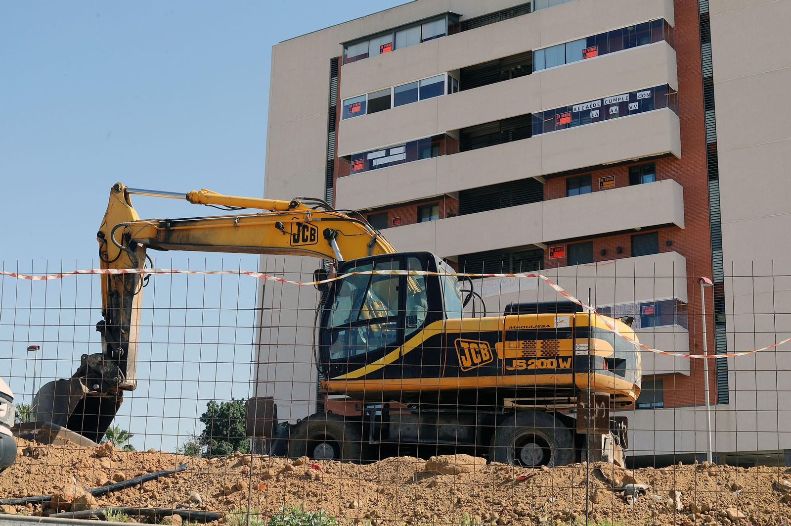 Imágenes de la protesta de los vecinos de Marismas del Polvorín por la construcción de un centro para Proyecto Hombre en vez de la sede de la AAVV Yáñez Pinzón