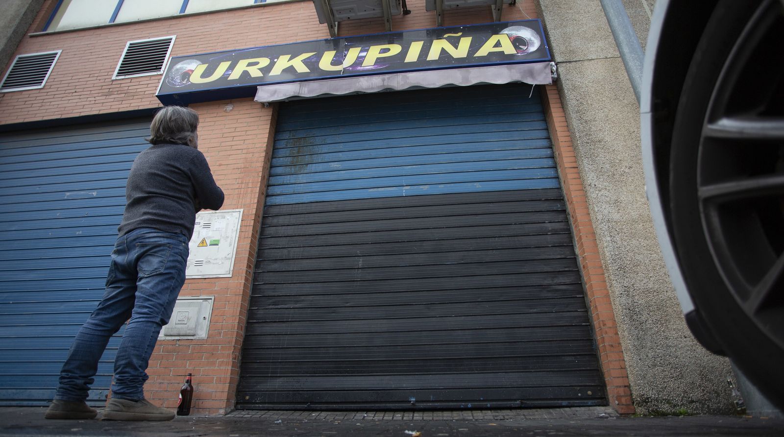 Un hombre observa la puerta de la discoteca en la que ocurrieron los hechos.