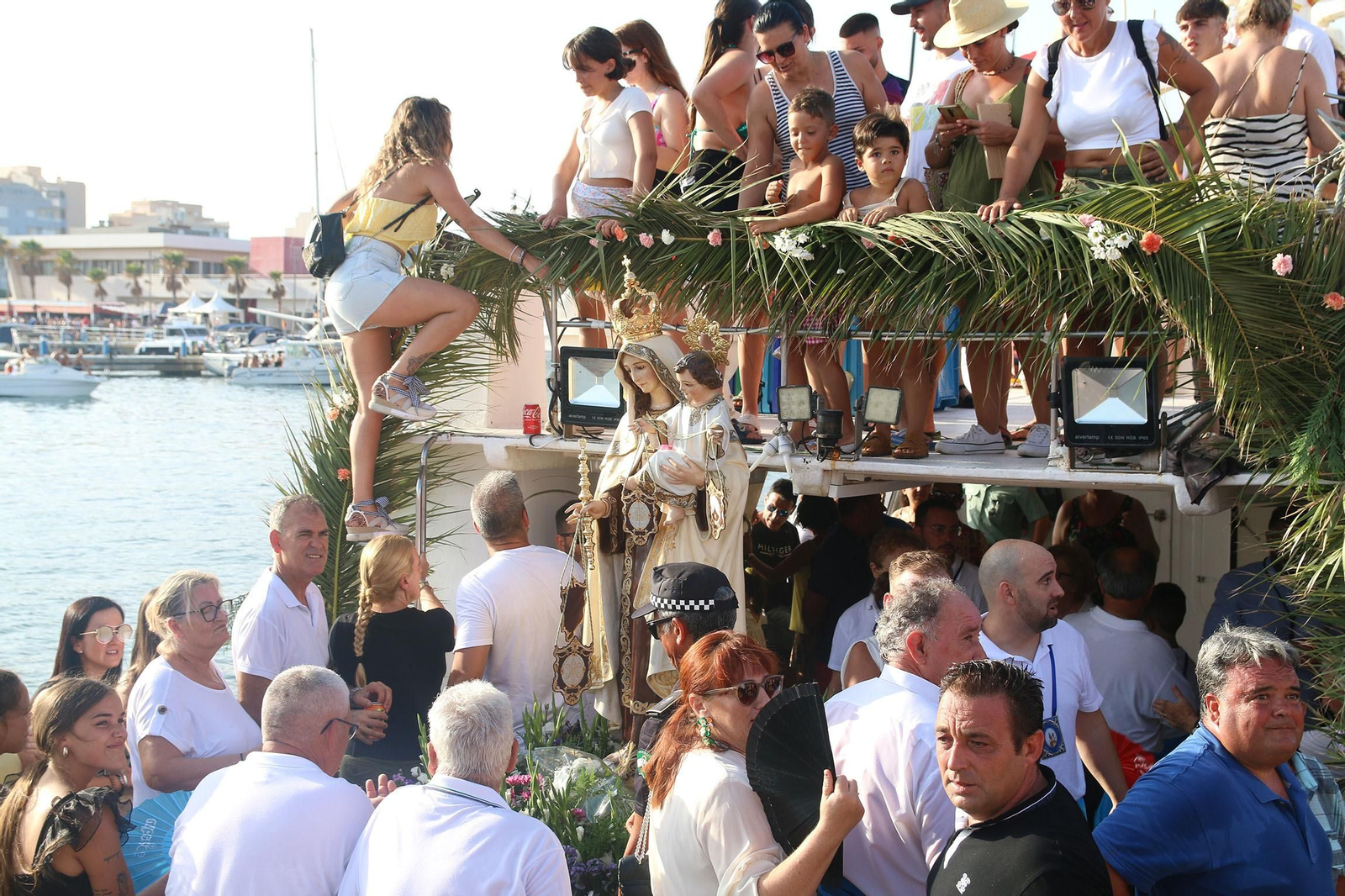 Fotogalería de la cucaña y la procesión de las Fiestas de Santa Ana en Roquetas
