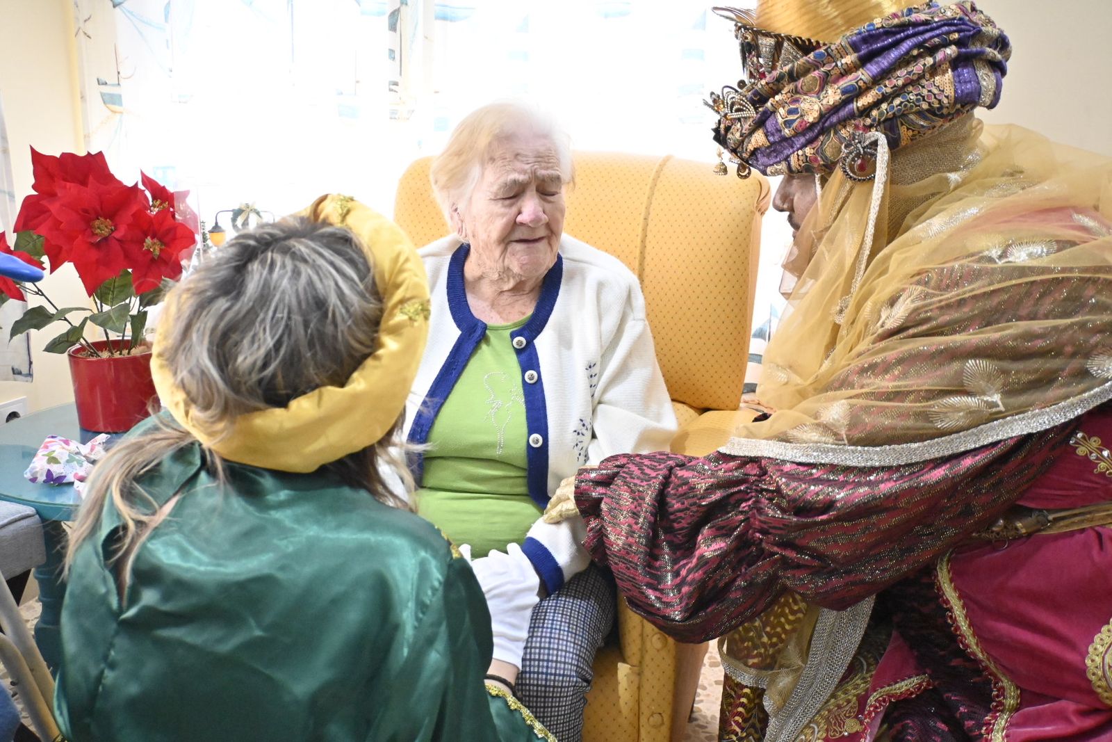 Recorrido fotográfico de los Reyes Magos por el hospital y los centros de mayores en la mañana del 5 de enero en Huelva