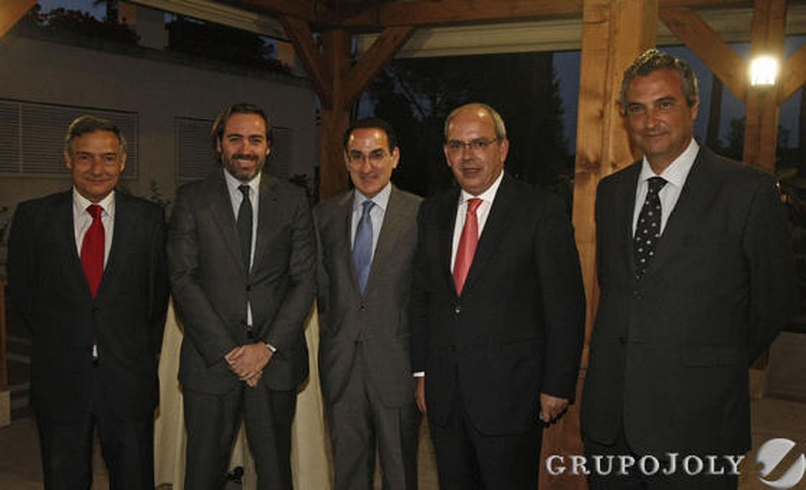 En la imagen, el director de la refinería Gibraltar-San Roque de Cepsa, Ramón Segura; el director de 'Europa Sur', Alberto Grimaldi; el presidente de la Confederación de Empresarios de Andalucía (CEA), Javier González de Lara y Sarria; el presidente de la Confederación de Empresarios de Cádiz (CEC), Javier Sánchez Rojas; y el gerente de 'Europa Sur', Juan Fernández de Mesa.

Foto: Erasmo Fenoy