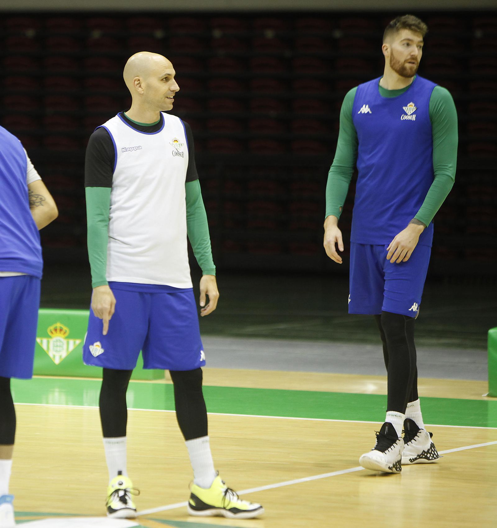 Albert Oliver, durante un entrenamiento en San Pablo junto a Whittington.