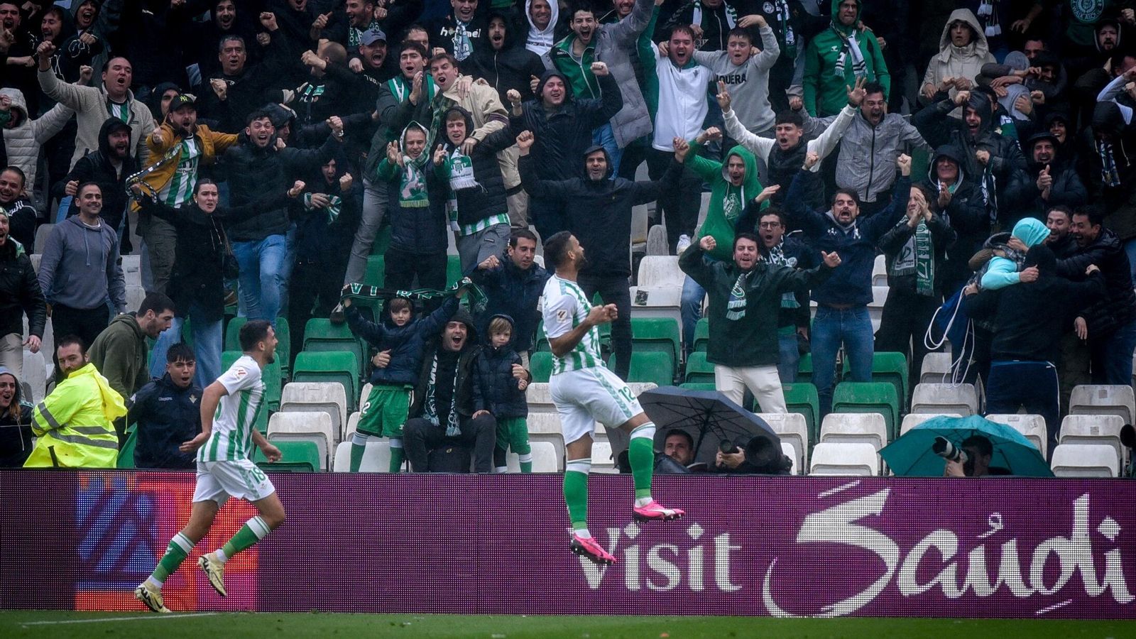 Willian José y Pablo Fornals celebran el segundo gol del Betis al Athletic.