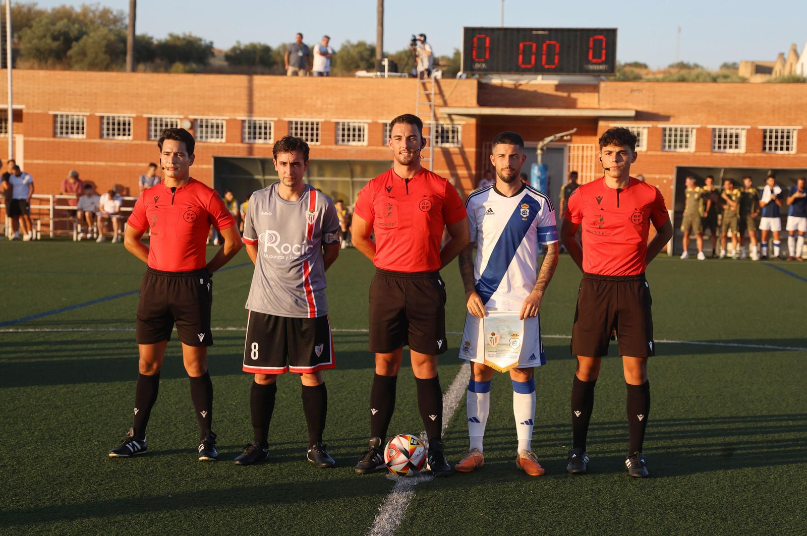 Imágenes del CD Rociana-Recreativo de Huelva en el I Memorial 'Fuente Clara Cabrera Mateos'