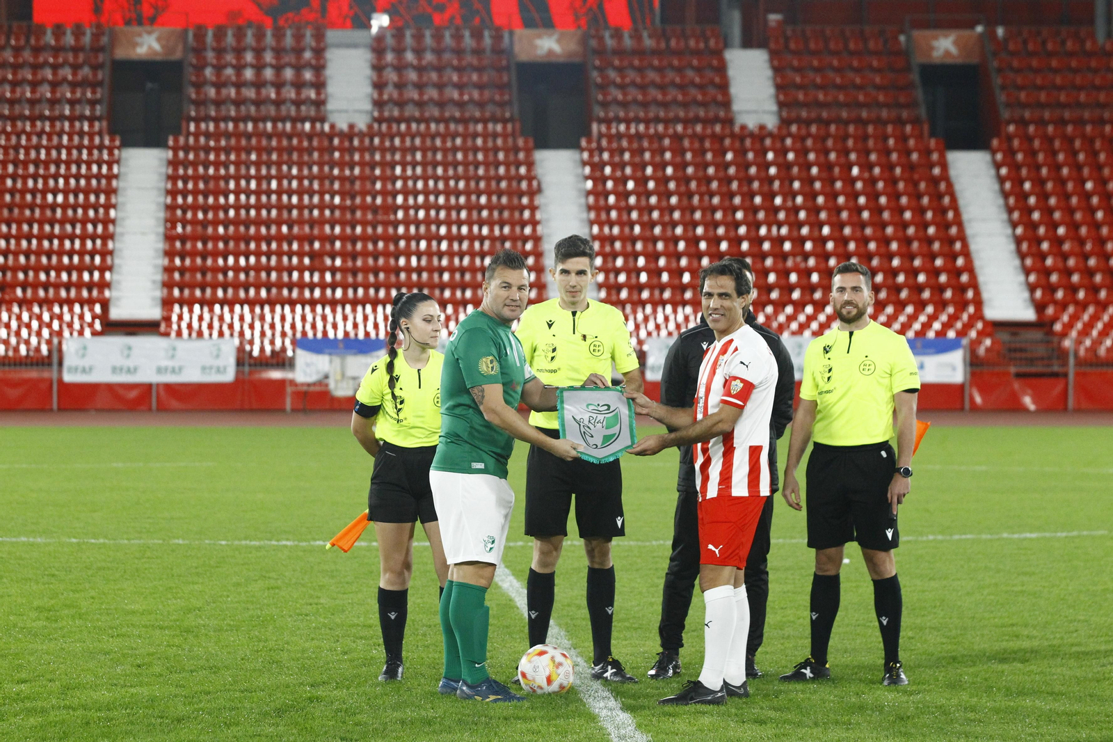 Imágenes del partido homenaje al 'eterno' capitán de la U.D. Almería, José Ortiz