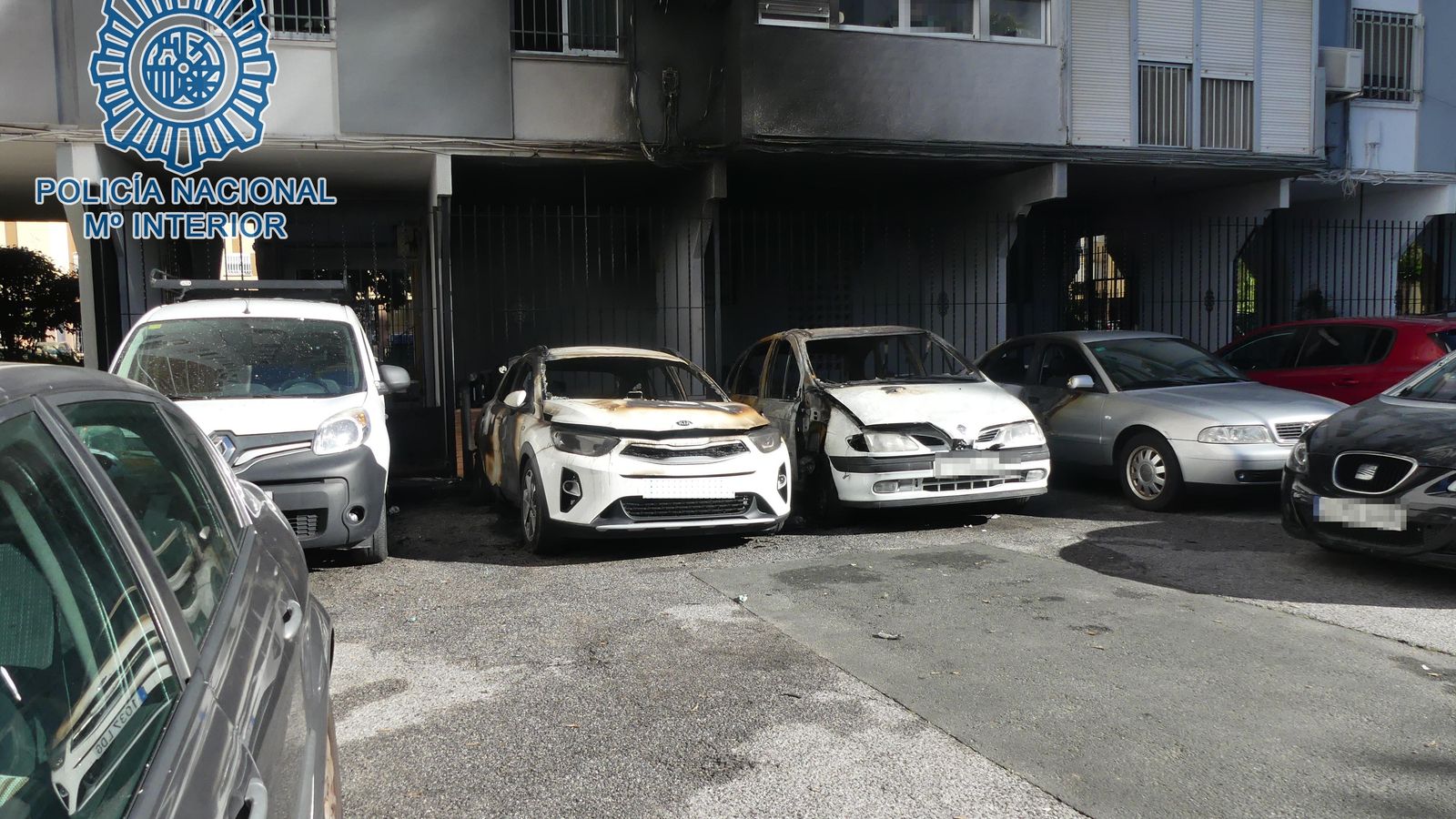 El fuego afectó también al bloque de viviendas más cercano.