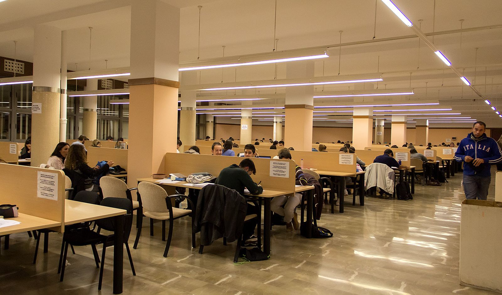 Puestos de estudio en la biblioteca Biosanitaria de la Avenida de Madrid.