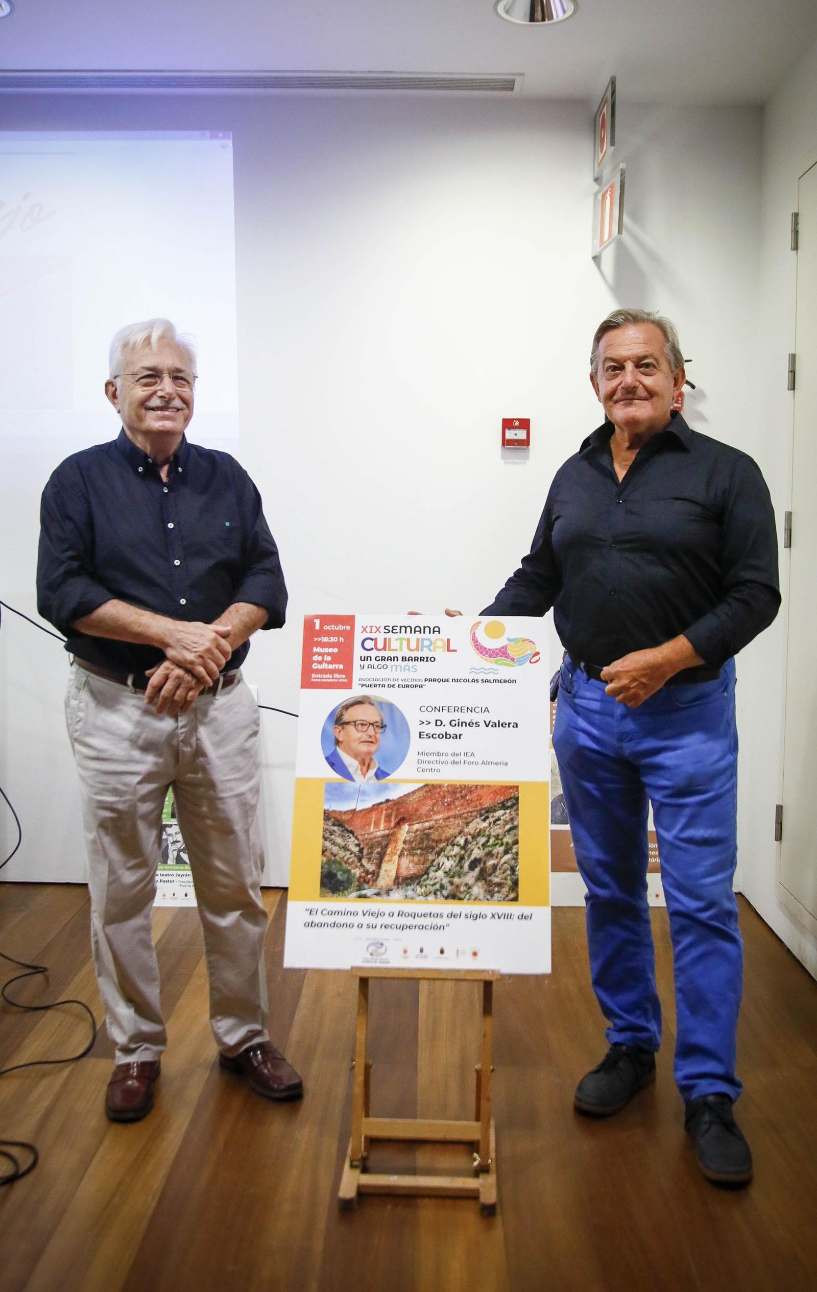 Las imágenes de la conferencia dentro de la "Semana Cultural Puerta Europa" de Ginés Valera en Almería