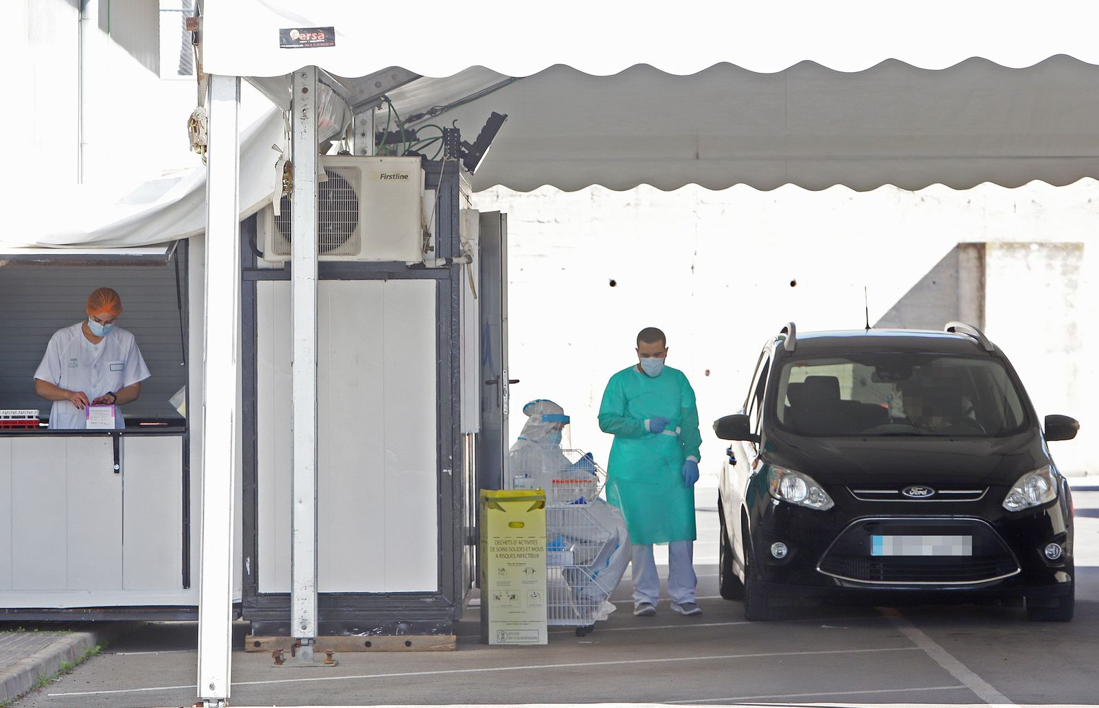 Sanitarios realizan la PCR en el 'autocovid' del hospital de Jerez., este miércoles.