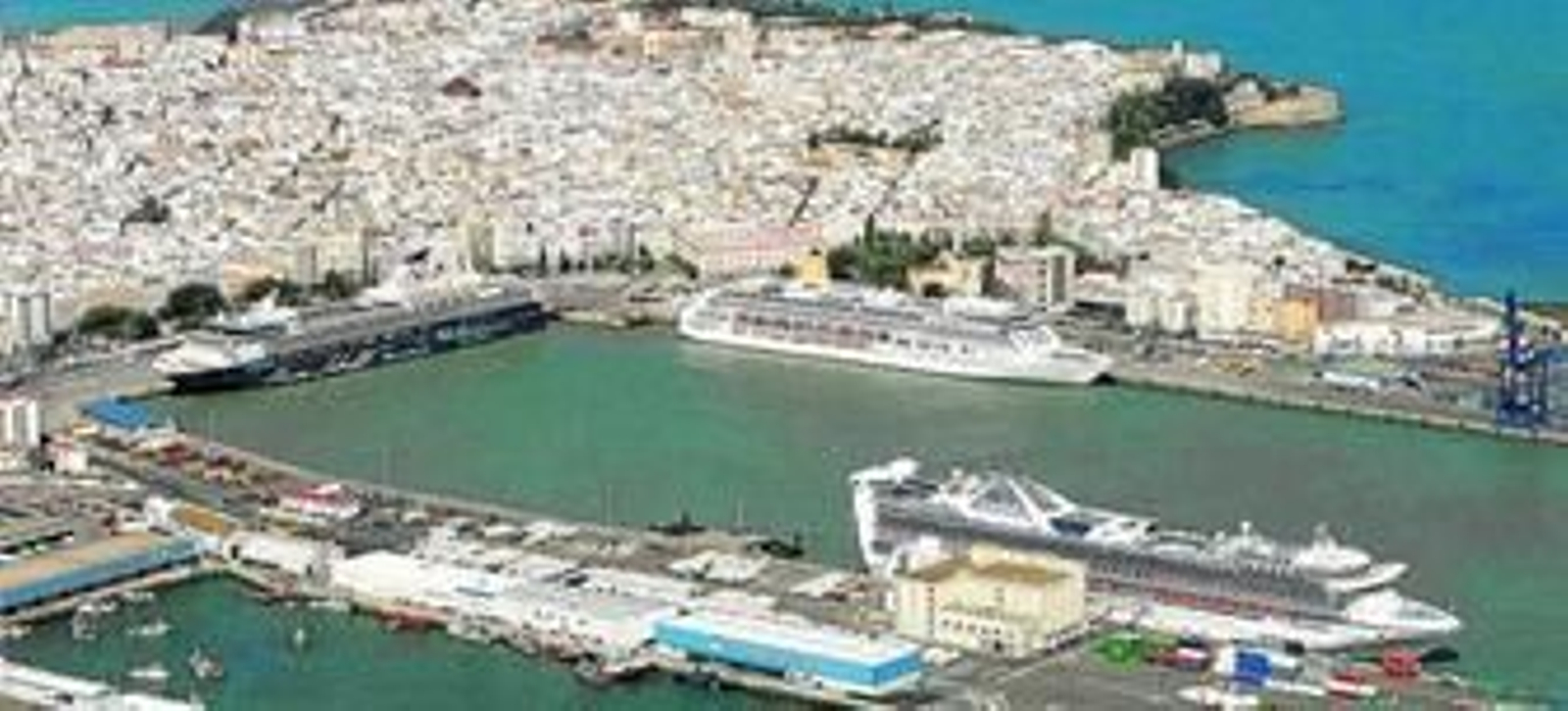 Vista aérea de la dársena comercial del puerto de Cádiz una vez que el 'National Geographic Explorer' había partido sobre las diez y justo antes de atracar el 'Royal Clipper'.
