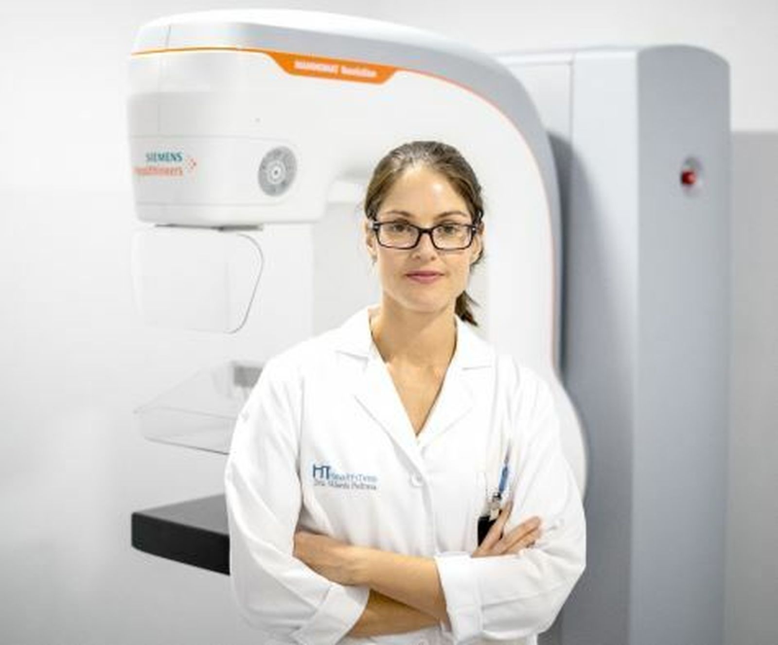 Ana Velarde, junto al equipo de mamografía con tomosíntesis en la Unidad de Imagen de la Mujer de HT dadisa Cádiz.