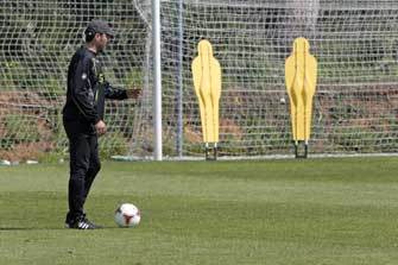 El entrenador del Cádiz, Raú Agné, en un entrenamiento en la Ciudad Deportiva de El Rosal. /Fito Carreto