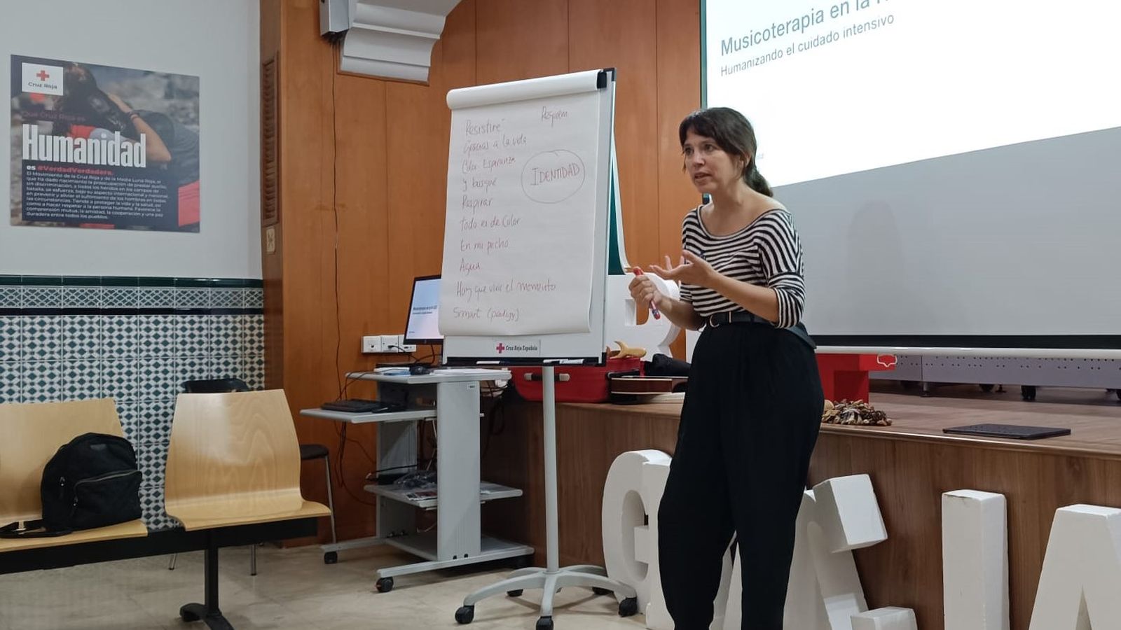 Mónica Muñoz en la jornada formativa de ‘Musicoterapia en la UCI. Humanizando el cuidado intensivo’.