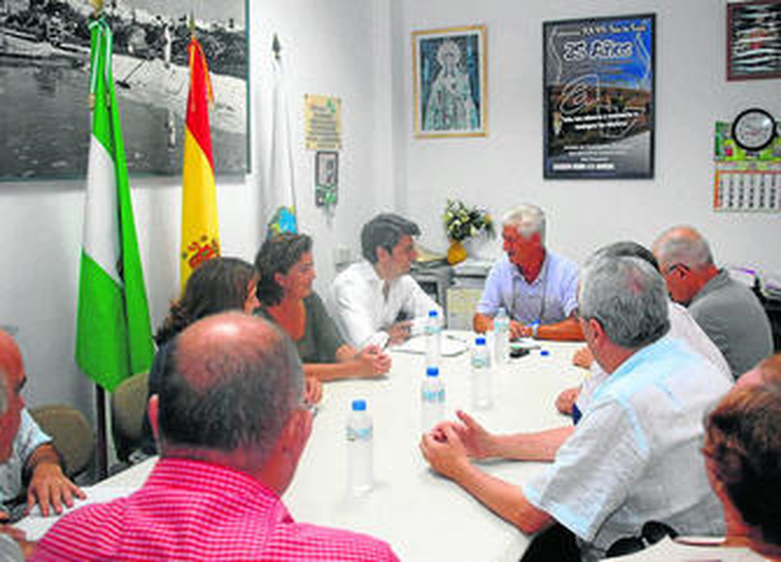 Un momento de reunión que ayer mantuvo Francisco Romero con la federación Isla de León.