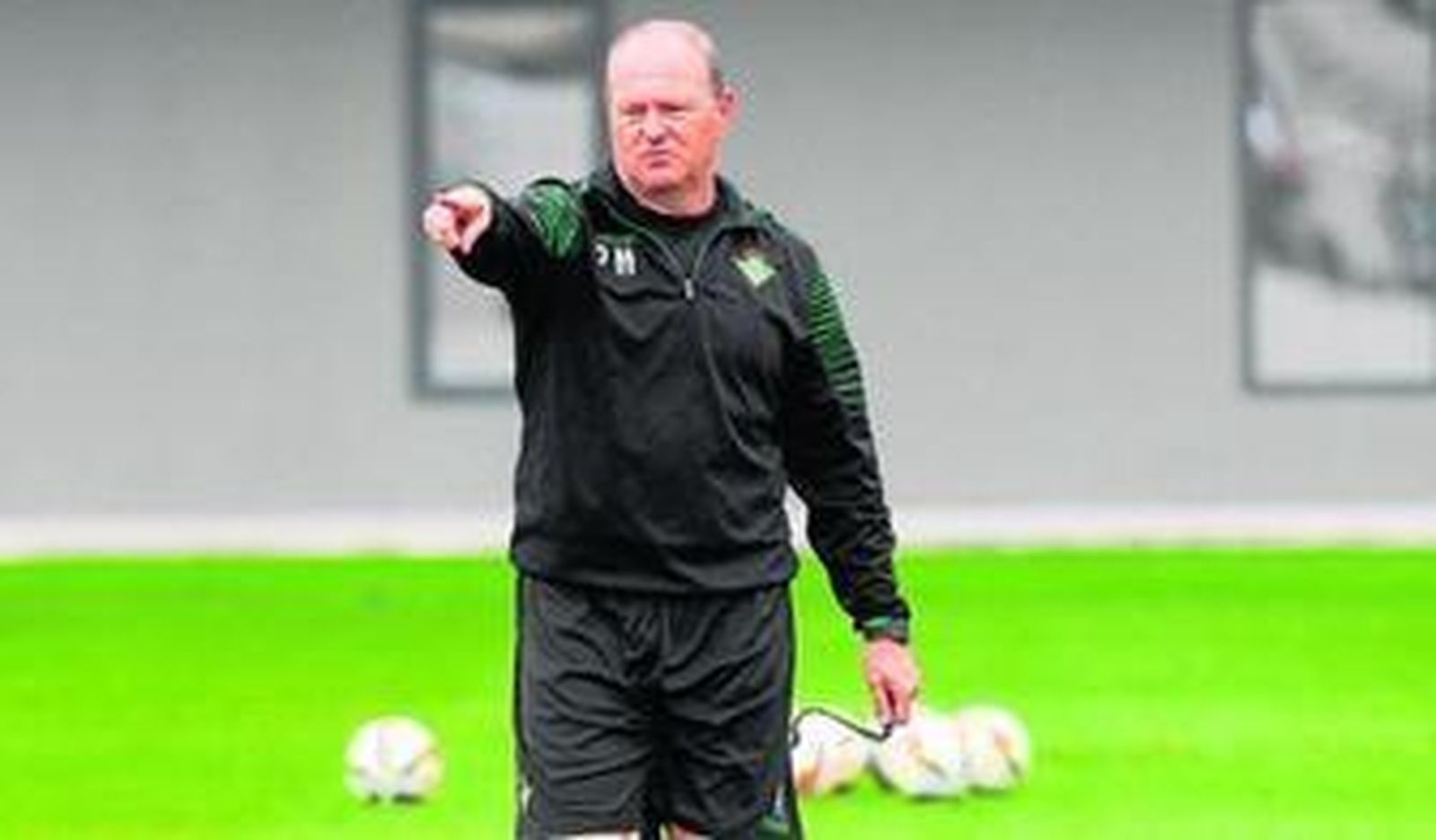 Pepe Mel da una orden en un entrenamiento reciente de la plantilla verdiblanca en la ciudad deportiva..