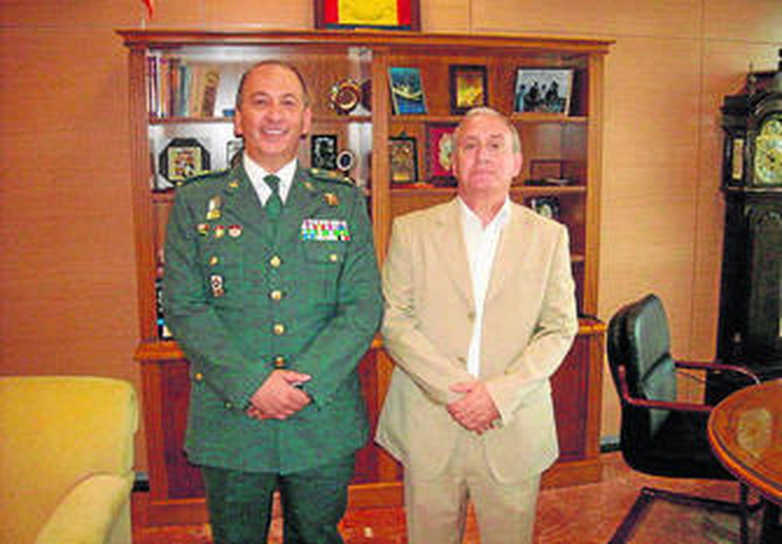 Jesús Núñez (i) y Sebastián Saucedo, en la Subdelegación del Gobierno.