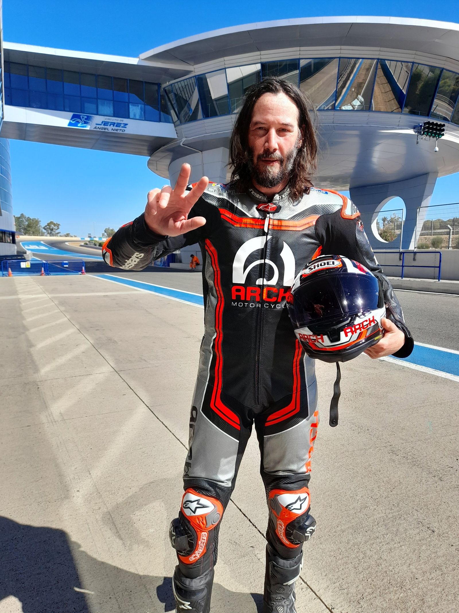 Keanu Reeves posa al más puro estilo motero en el trazado jerezano.