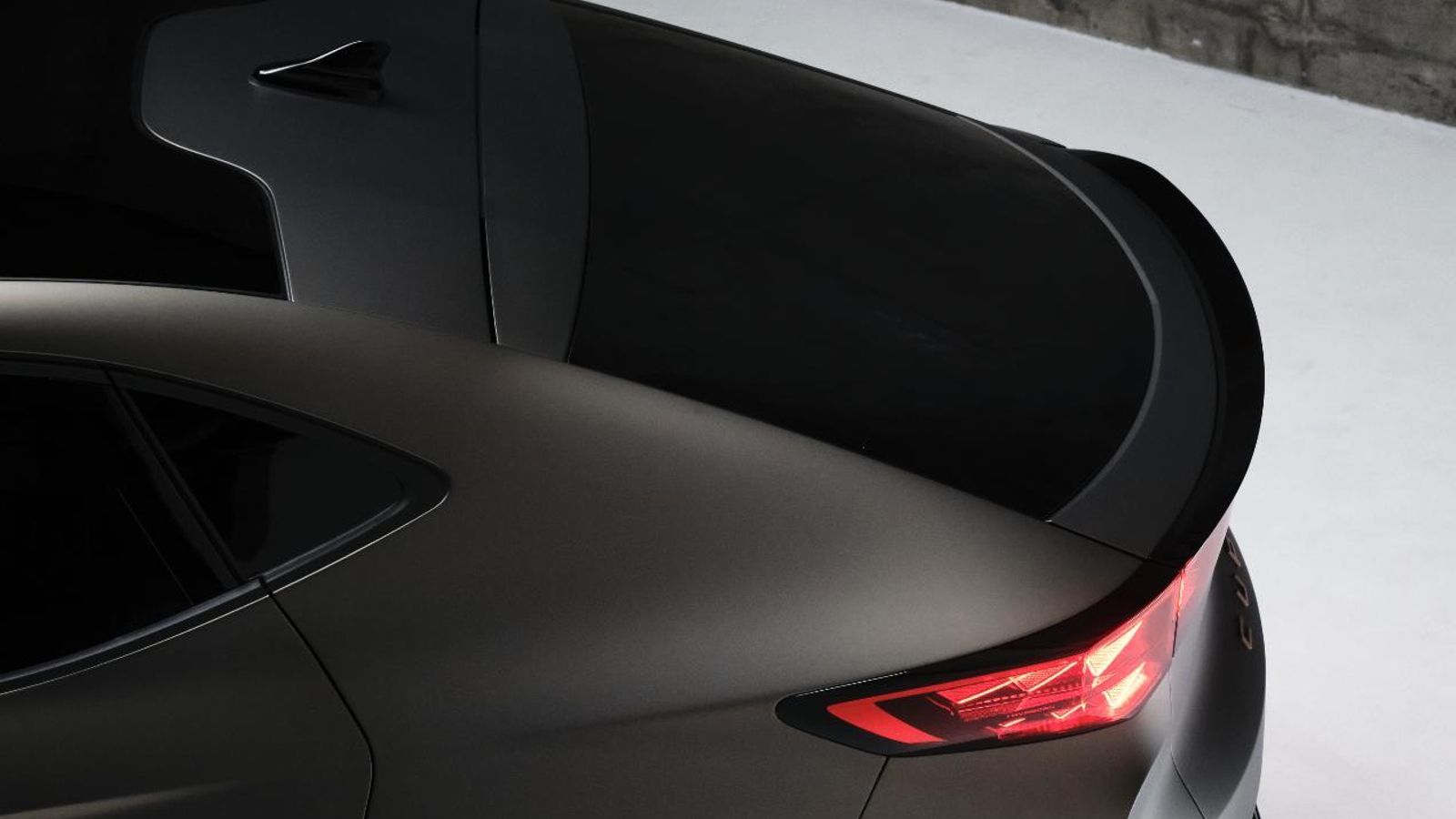 Pese a que el cristal es de considerable tamaño, Cupra no ha tomado en consideración situar un limpiaparabrisas en él.