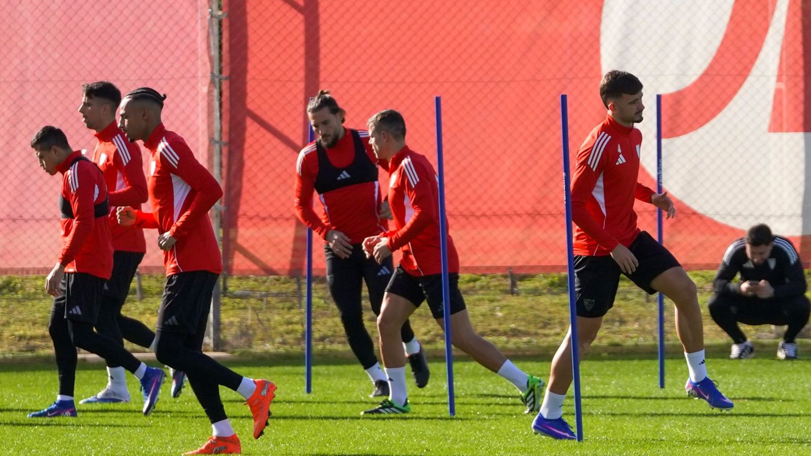 El capitán Gudelj entrena junto al resto de compañeros.