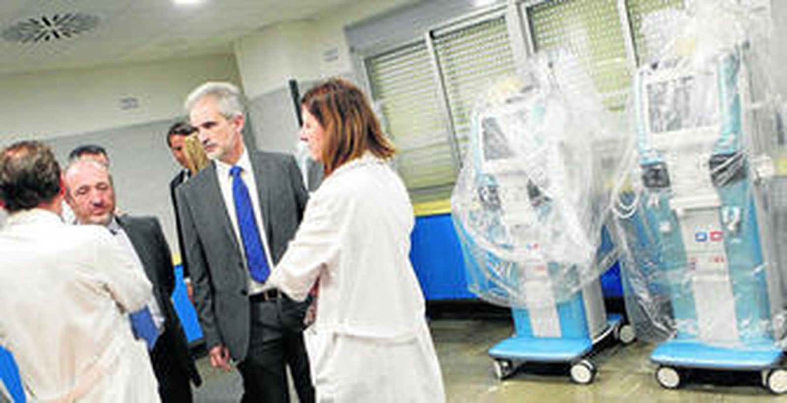 El consejero de Salud, Aquilino Alonso, durante la visita a la unidad de Hemodiálisis para pacientes ingresados que estará en marcha este trimestre.