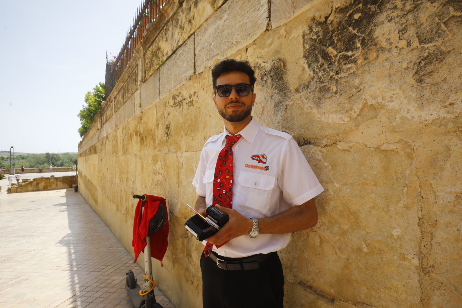 Los turistas abarrotan las calles y Las Cruces de Córdoba, en imágenes