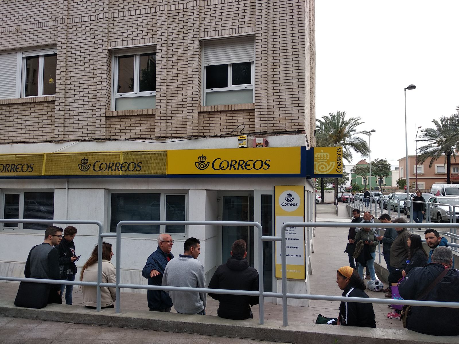 Colas de personas esperando para acceder a la oficina de Correos en El Zapillo
