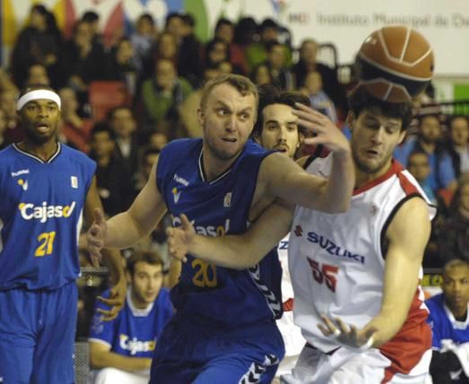 Savanovic pelea un rebote con Ivanov.

Foto: Manuel Gómez