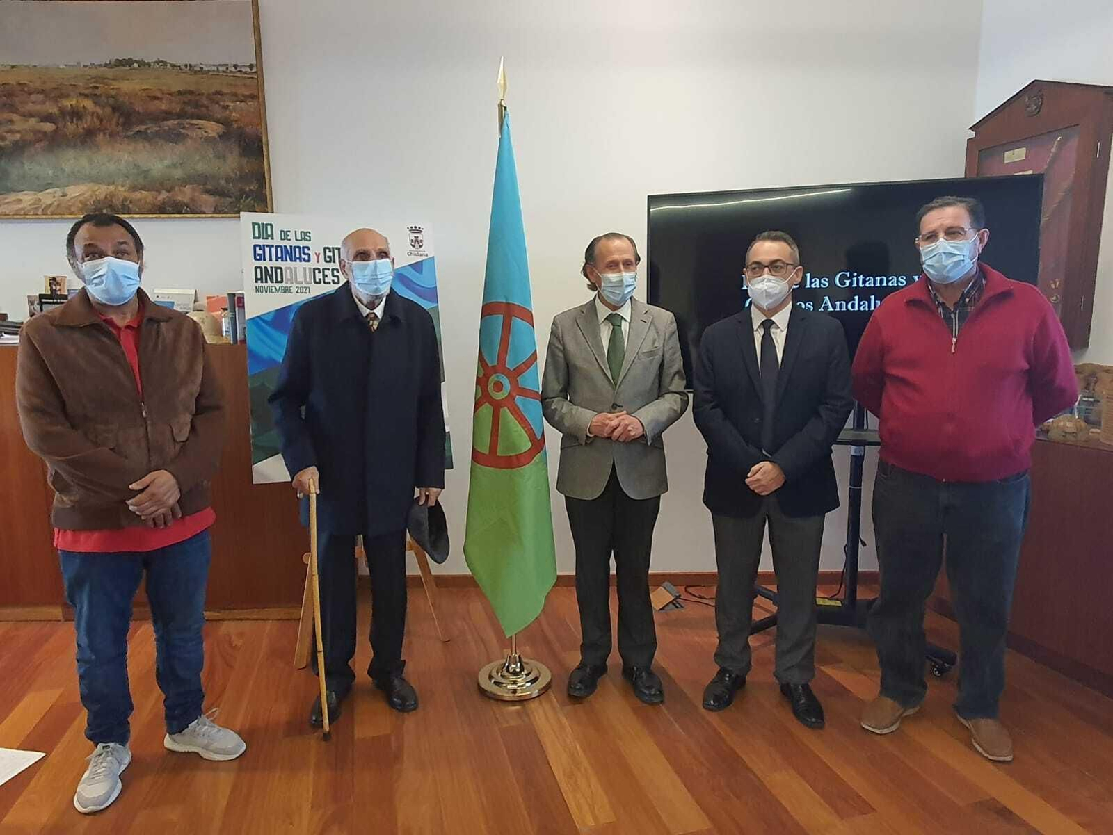 Los responsables municipales posan junto a representantes de la comunidad gitana local en el acto celebrado este viernes en Alcaldía. Los responsables municipales posan junto a representantes de la comunidad gitana local en el acto celebrado este viernes en Alcaldía.