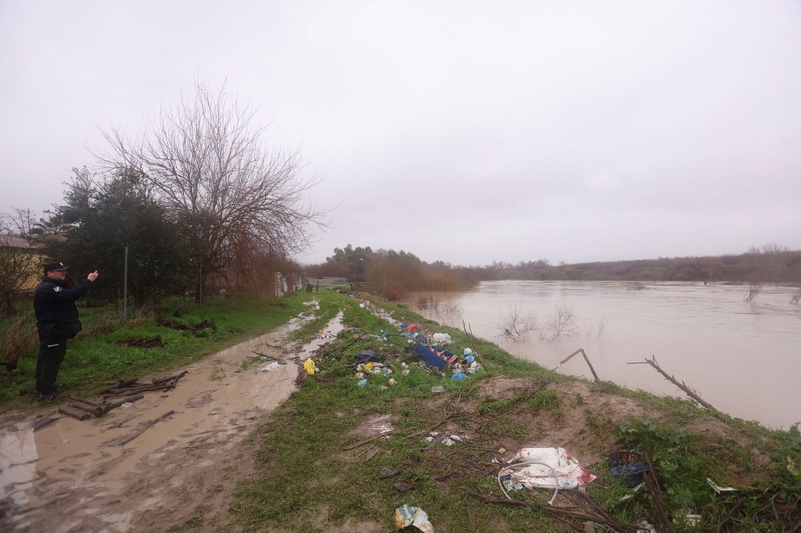 Los vecinos de la parcelación de Guadalvalle de Córdoba miran con temor la crecida del Guadalquivir