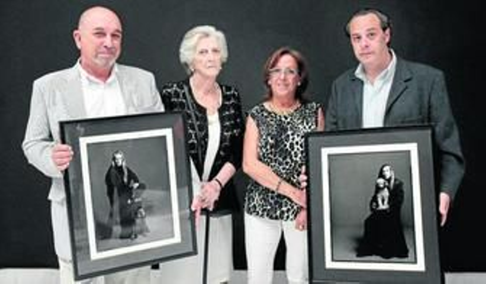 Ricardo Carrero, Lourdes Galofré, Beatriz Naya y Ubaldo Naya con las fotografías de Juan Carrero y Enrique Naya realizadas por el fotógrafo Paco Manzano.