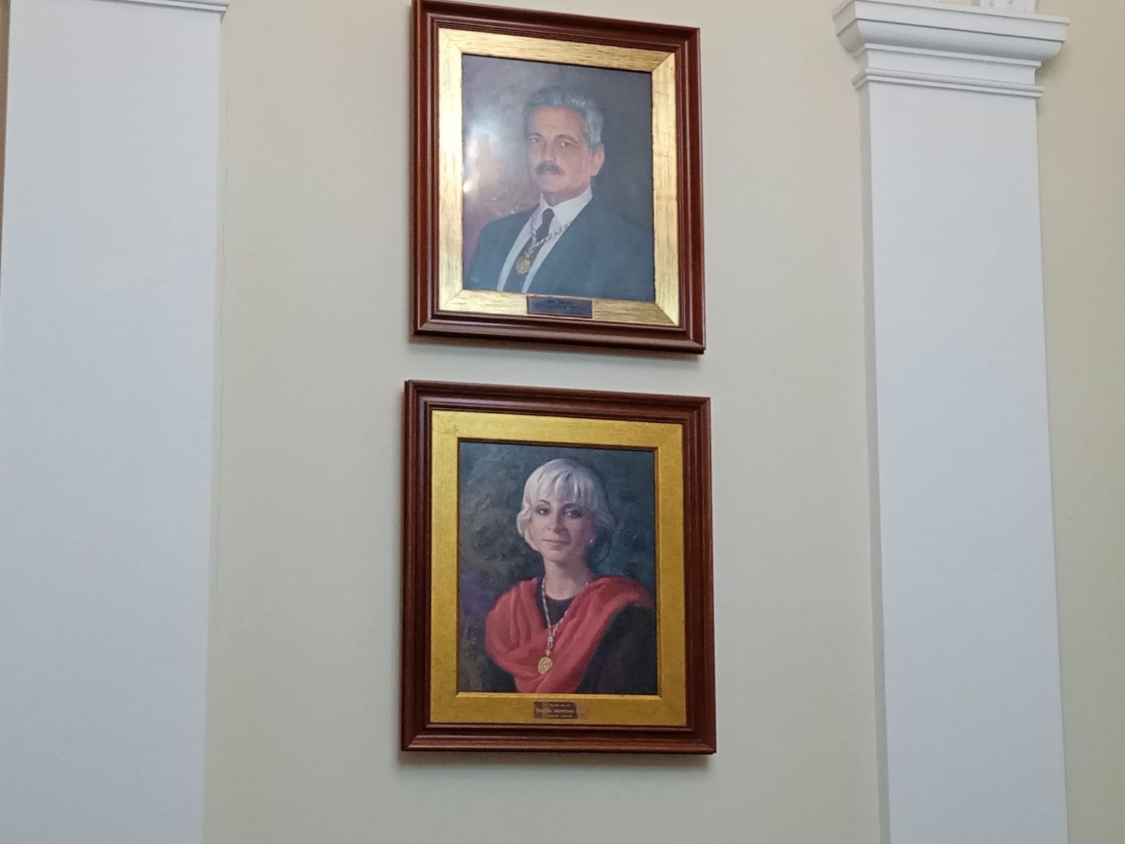 El retrato de Teófila Martínez, bajo el de su antecesor en la Alcaldía de Cádiz, Carlos Díaz.