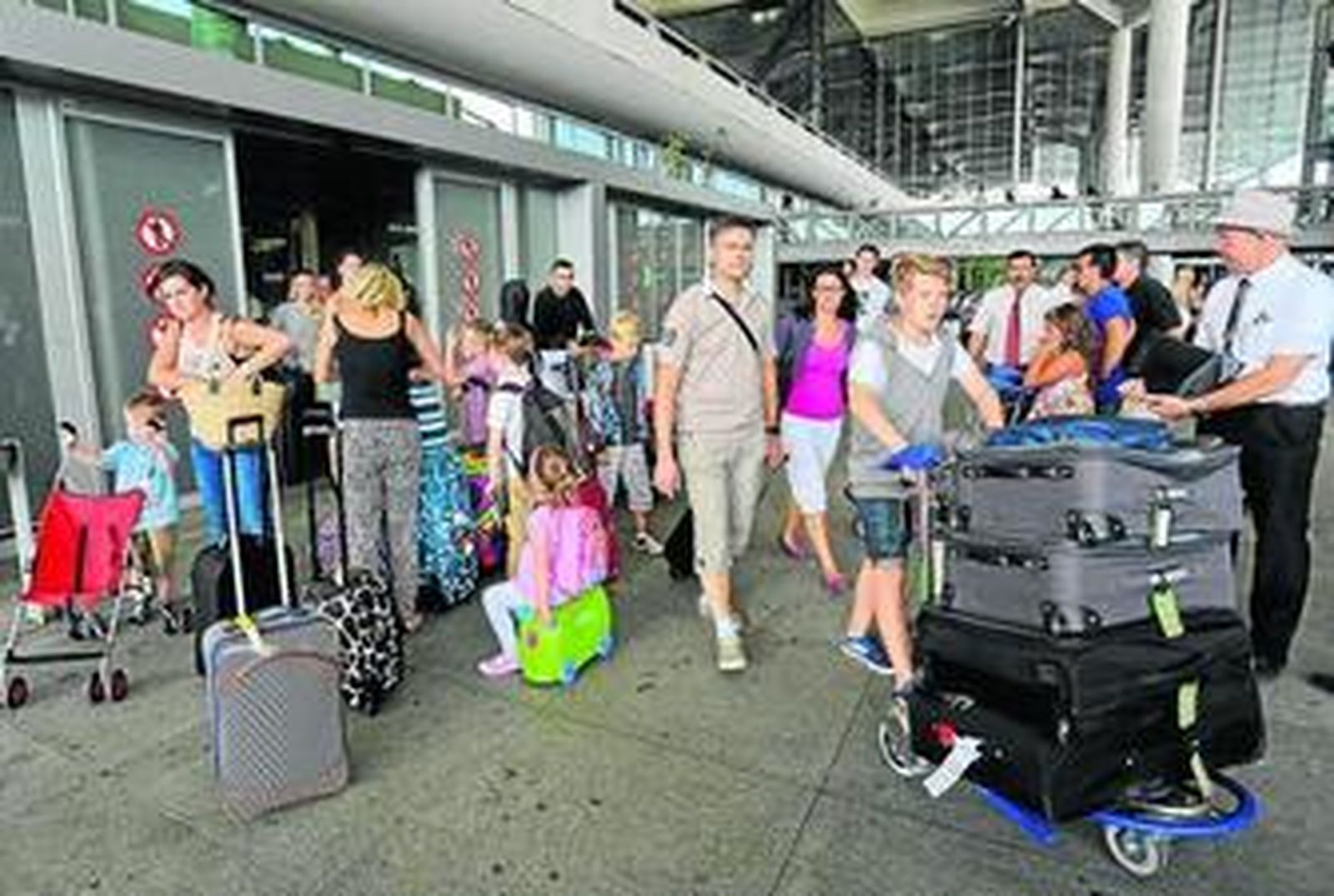 Pasajeros llegan al aeropuerto de Málaga.