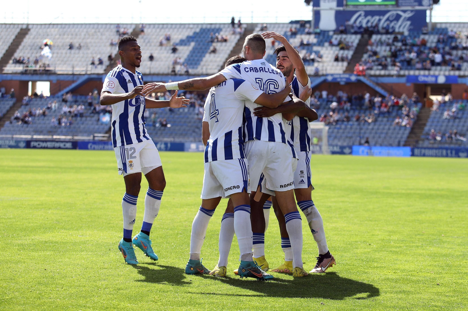 Jugadores del Recre celebrando un gol.