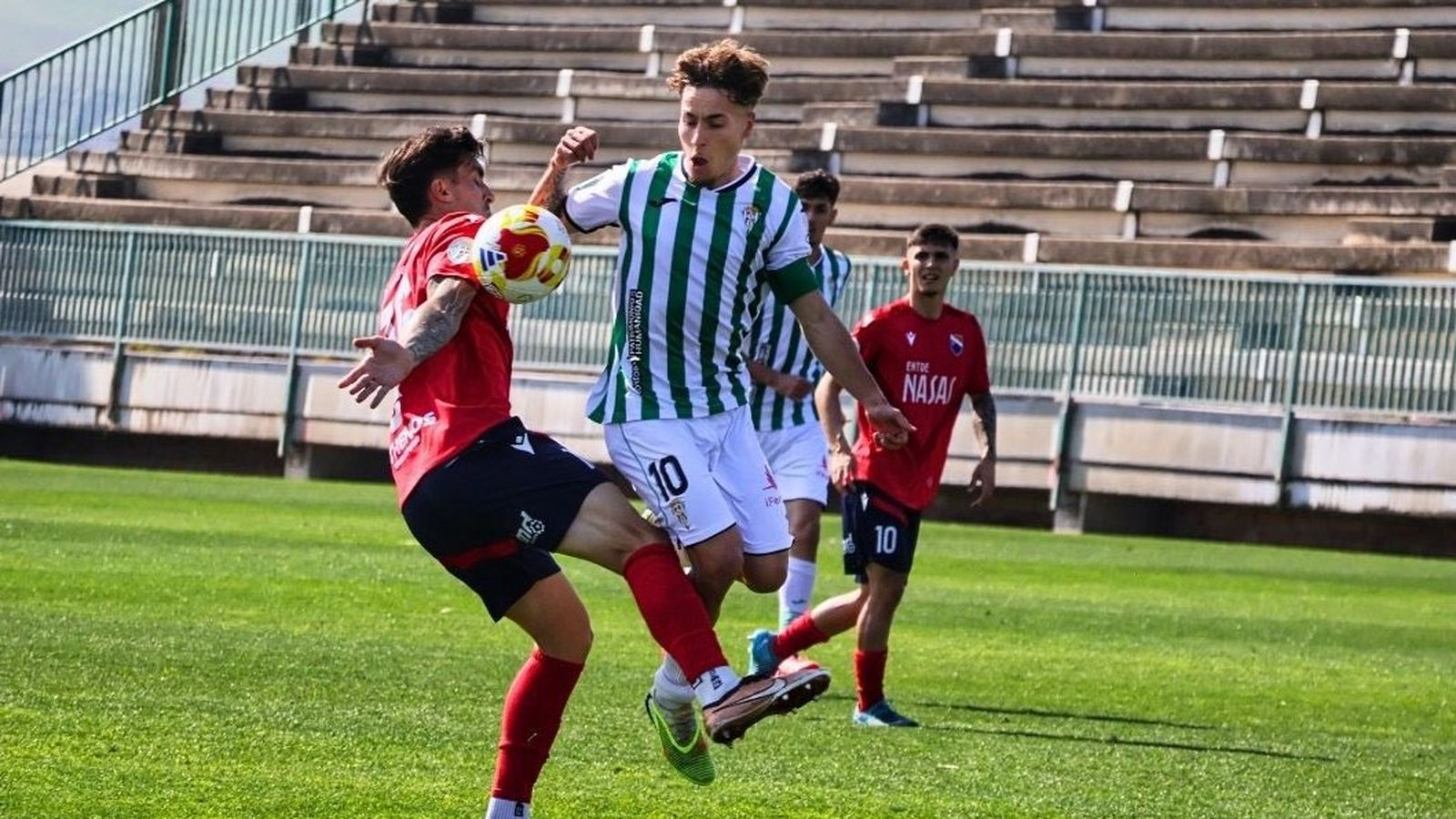 Mario Peregrina (Córdoba B) es presionado por un jugador del Dos Hermanas.