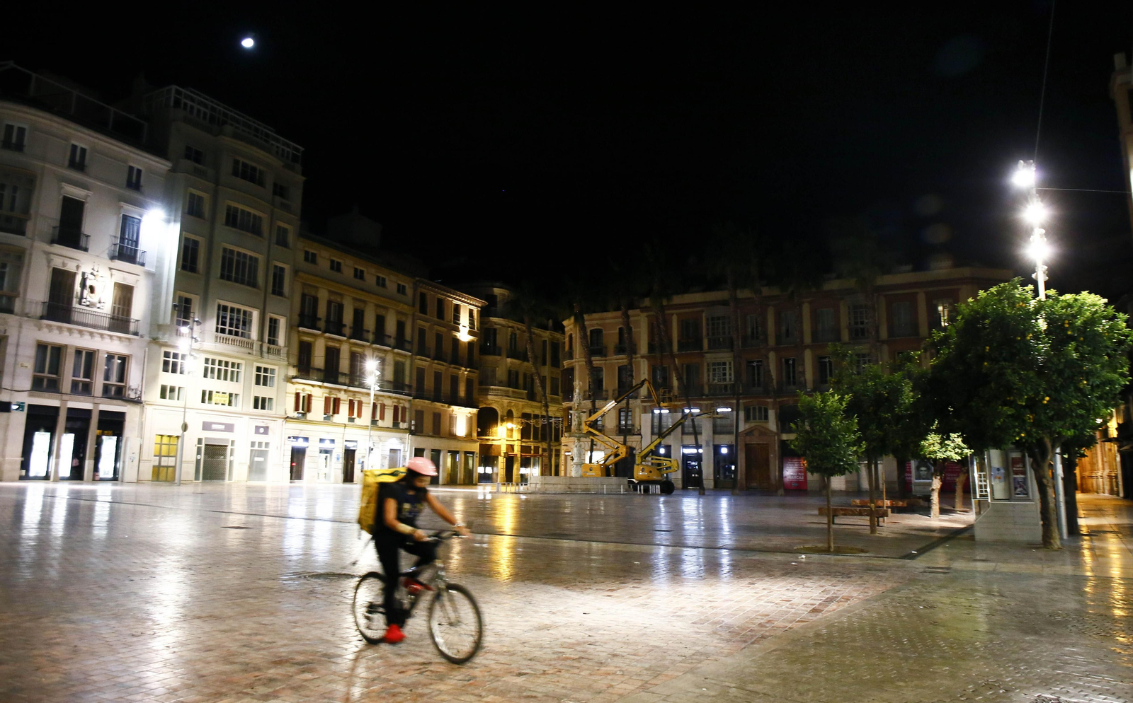 La plaza de la Constitución en la primera noche con toque de queda en Málaga