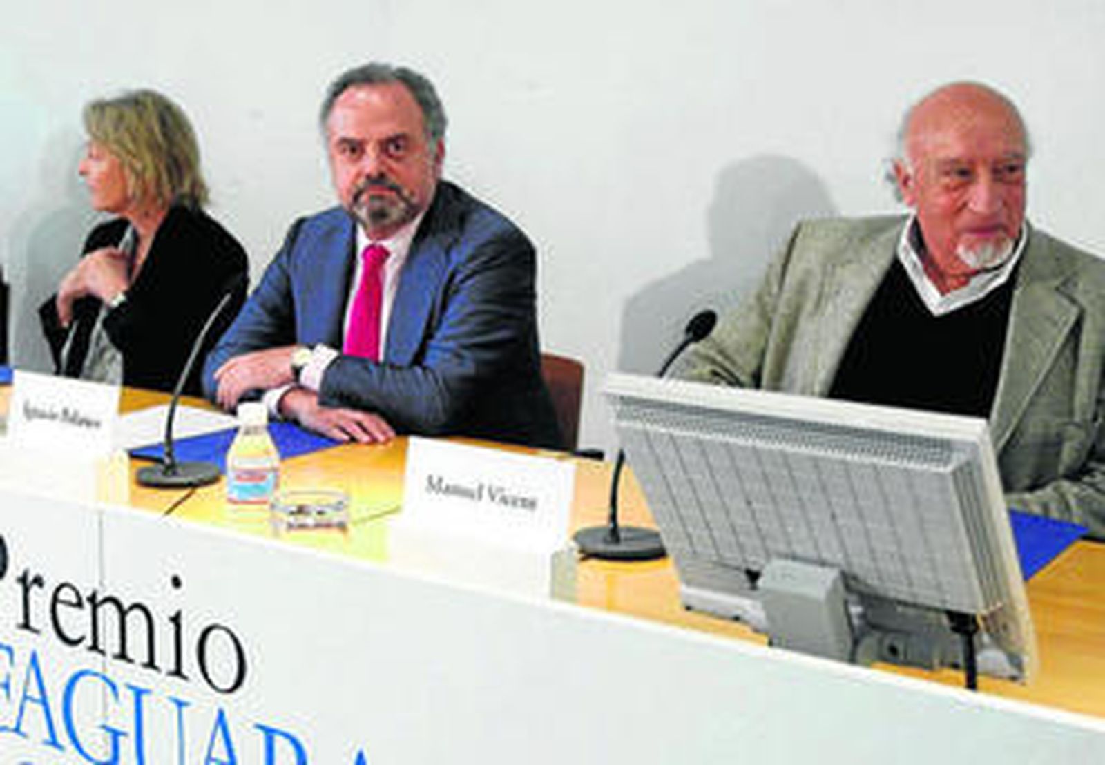 Manuel Vicent (dcha.) acompañado del presidente del grupo Prisa, Ignacio Polanco, y de Soledad Puertolas.