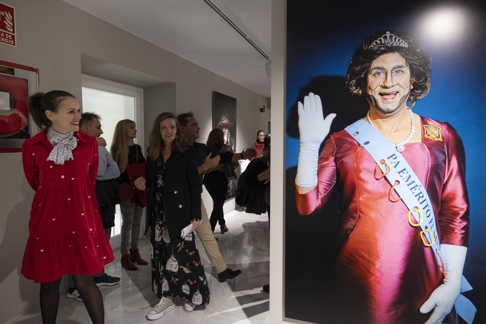 Inauguración de la exposición de Julio González "Carnaval de improviso. Retratos urgentes: la trastienda del COAC"  en la casa del carnaval.