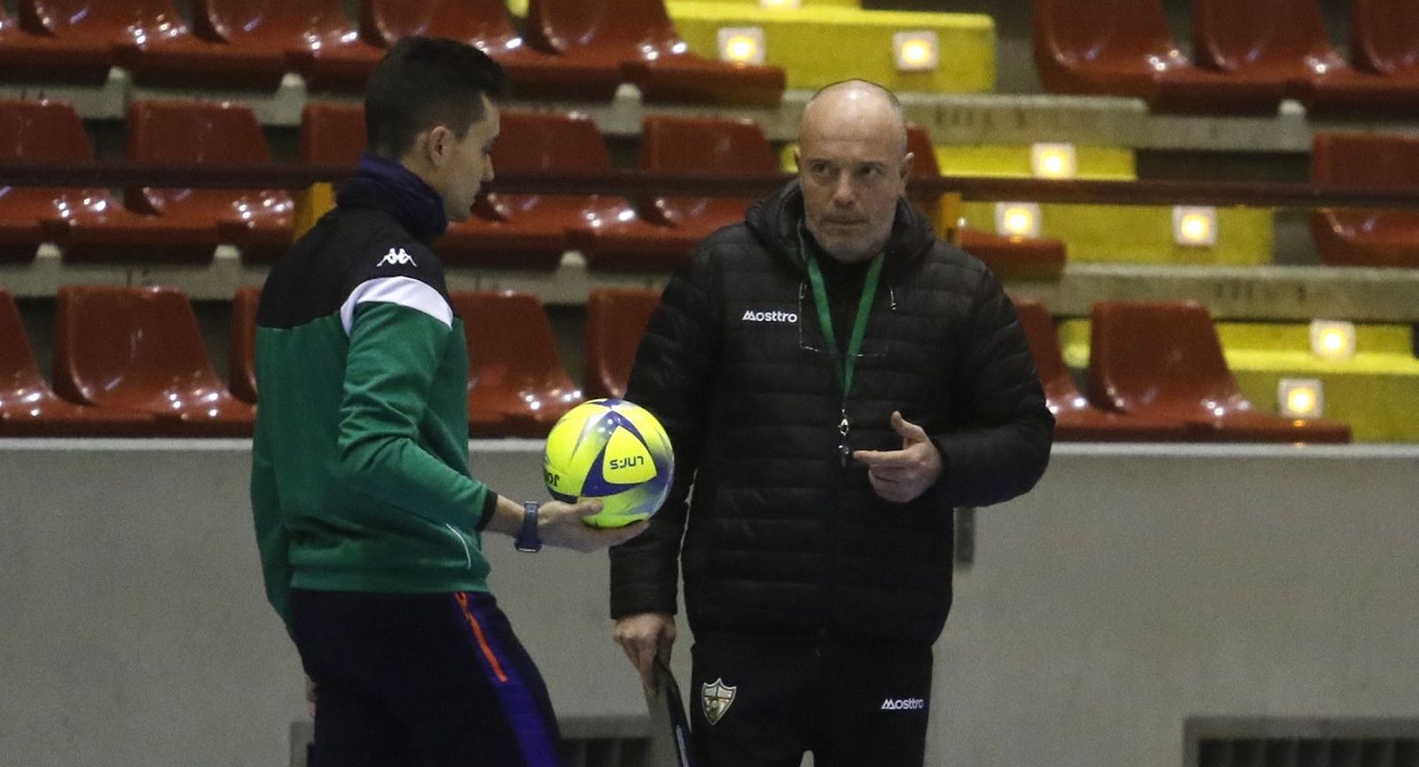Macario, junto a uno de sus asistentes, en un entrenamiento en Vista Alegre.