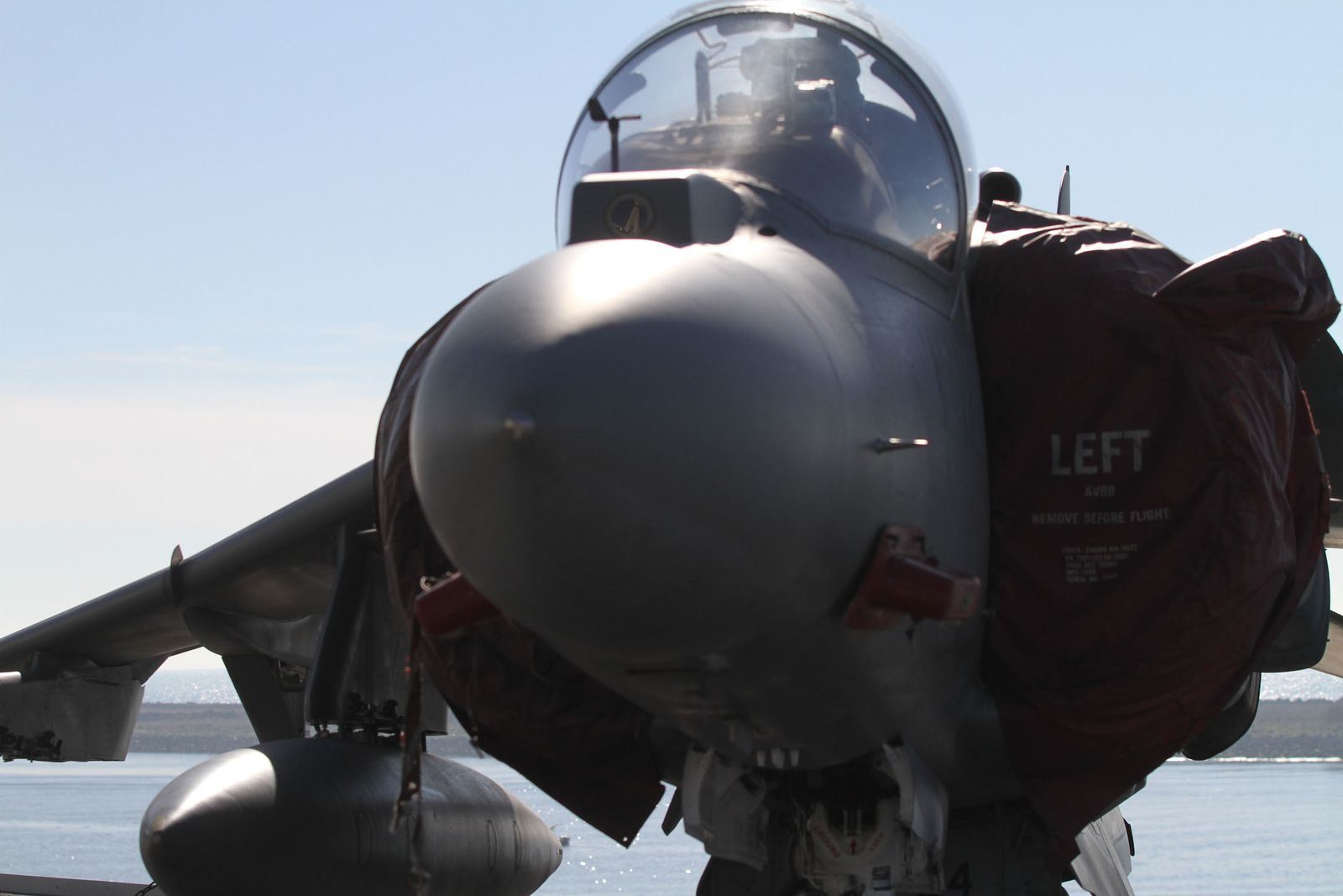 Imágenes de las primeras horas del portaaviones "Juan Carlos I" en el puerto de Huelva, durante su visita este fin de semana