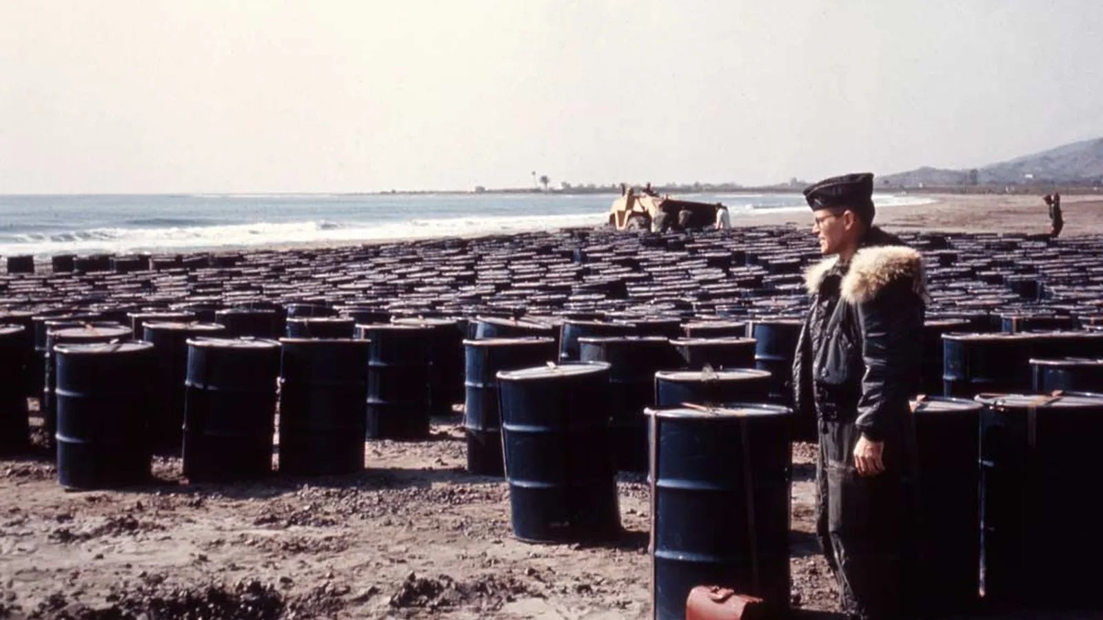 Bidones con material radioactivo en la playa de Palomares en 1966