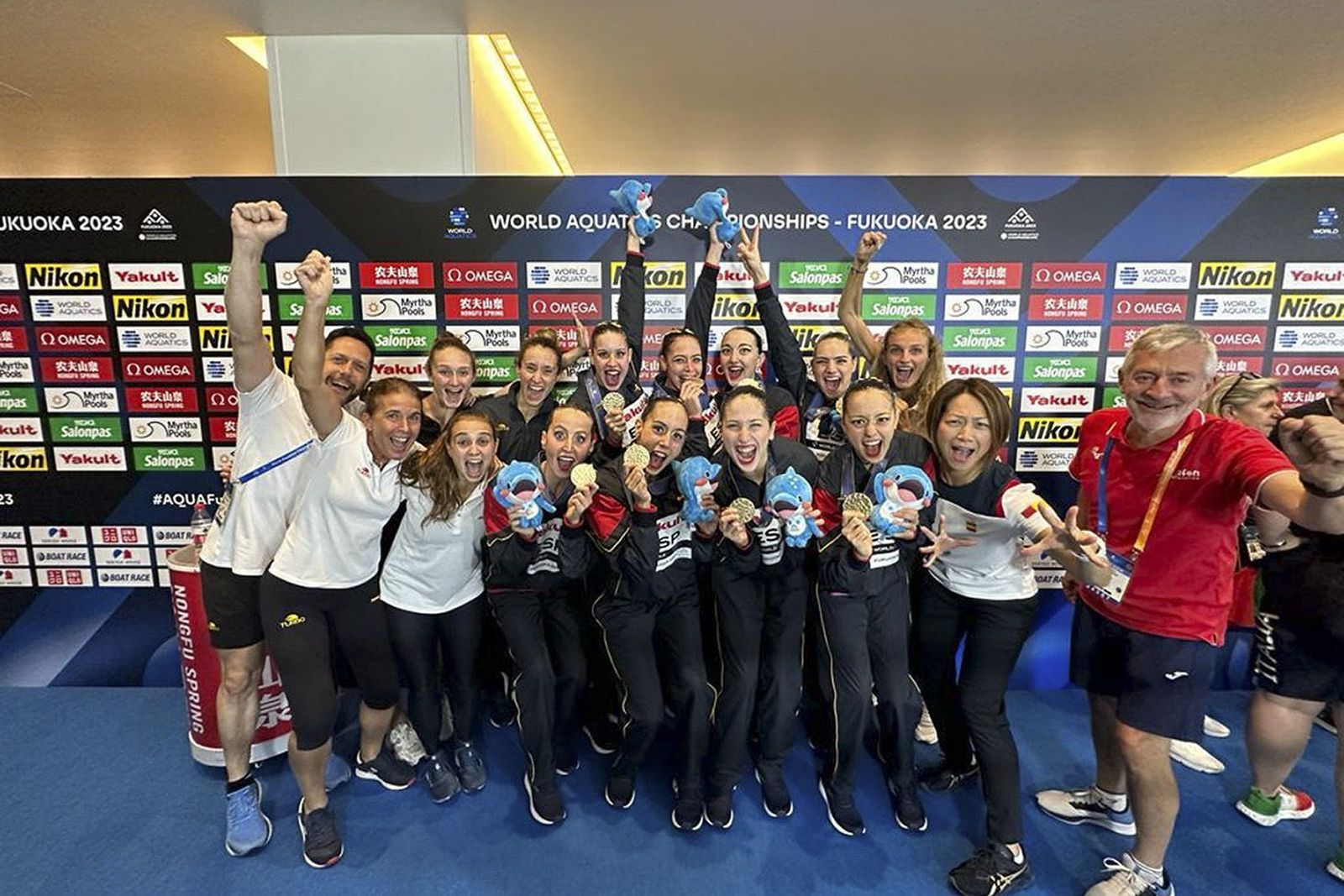Las integrantes del equipo español de natación artística con su oro.
